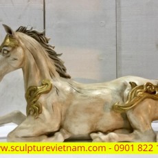 Mô hình con ngựa uy phong bằng xốp kích thước lớn dùng để trang trí
